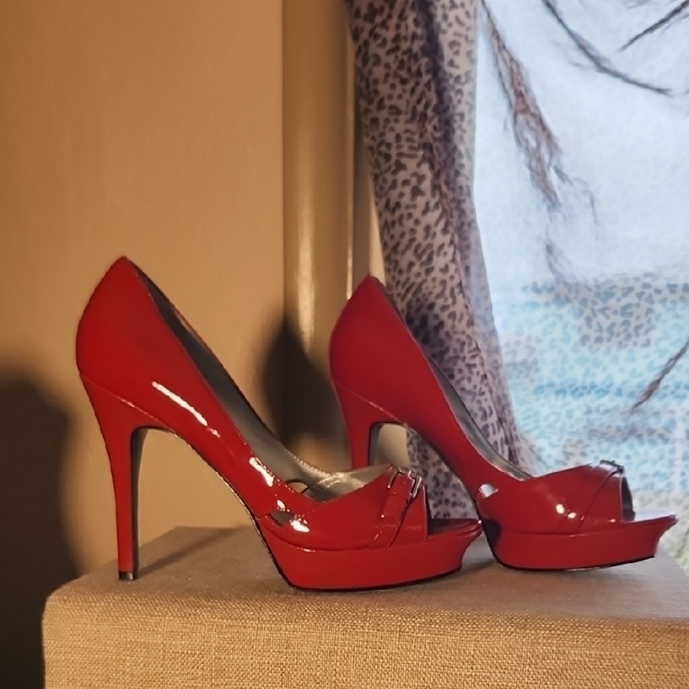 Hillard & Hanson Glossy Red Heels